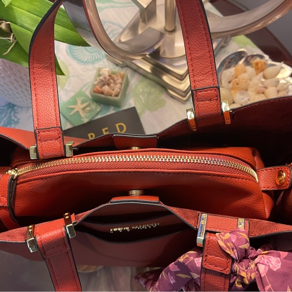 Steve Madden NWOT Crossbody & Wristlet Fall color - burnt orange & SM Bow - Picture 4 of 13